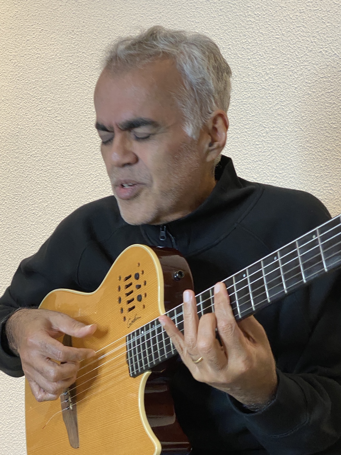 Anand Rao tocando violão